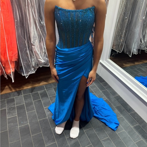 Elegant Blue Strapless Dress - Picture 2 of 7